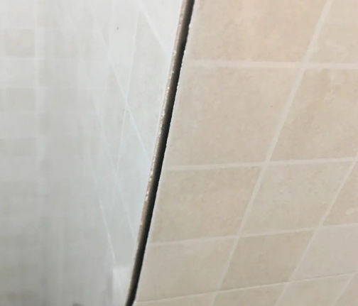 石景山瓷砖空鼓维修公司分享阳台瓷砖脱落的修复过程可以分为以下几个步骤