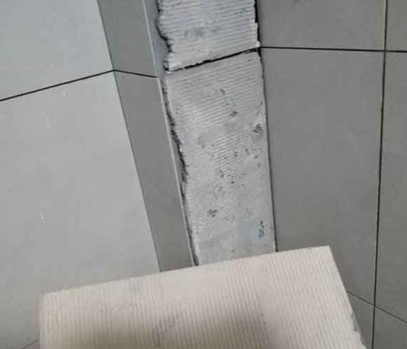 石景山瓷砖空鼓维修公司分享下厨房瓷砖脱落的补救措施。